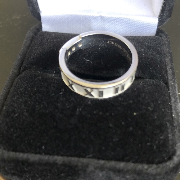 Tiffany and Co. Three Diamond Atlas Ring size 6.5 - Picture 3 of 6